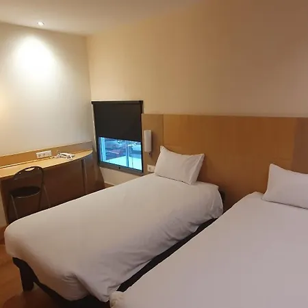 Ibis Centro 2*